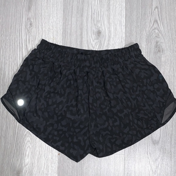 NWOT - Lululemon Hotty Hot Short II Low Rise 2.5” - Picture 4 of 4